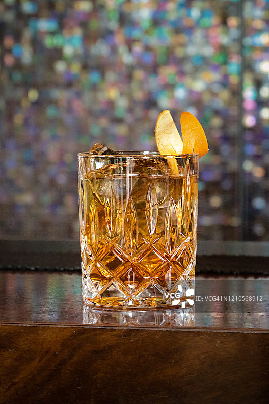 吧台上的鸡尾酒图片素材