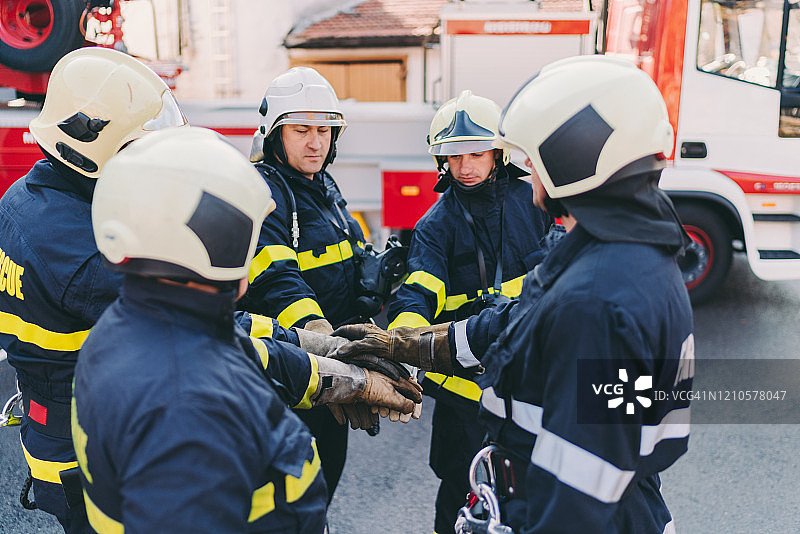 消防员叠手图片素材