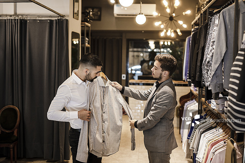 挑选新衬衫的男人图片素材