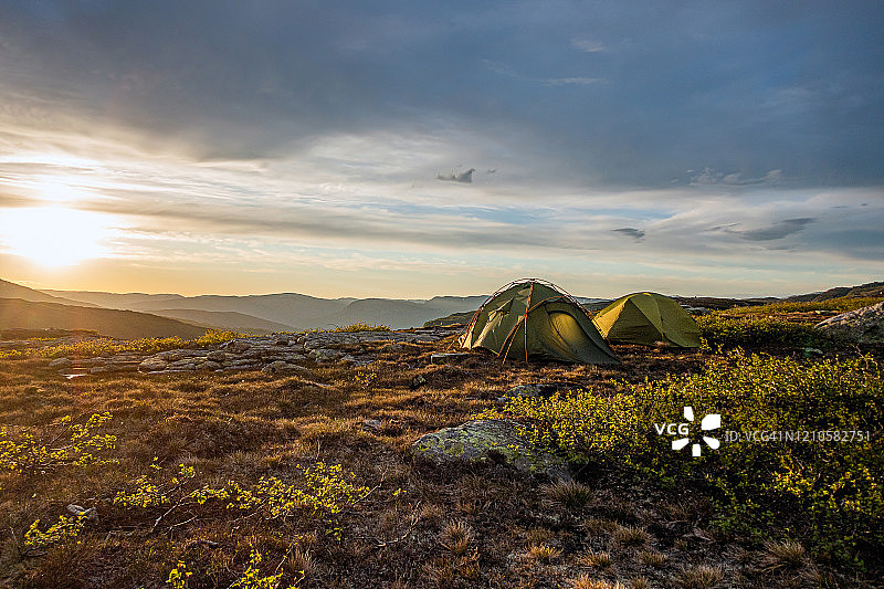 在挪威高处露营图片素材