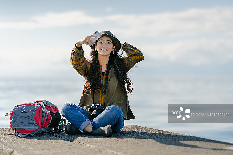 独自旅行者在海边自拍的肖像图片素材