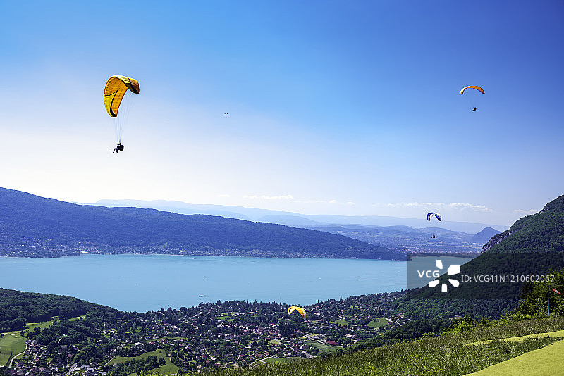 在安纳西湖上空飞行的滑翔伞，从普兰费起飞图片素材