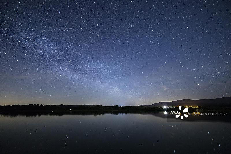 德国巴伐利亚莱希河畔莱希布鲁克星空图片素材