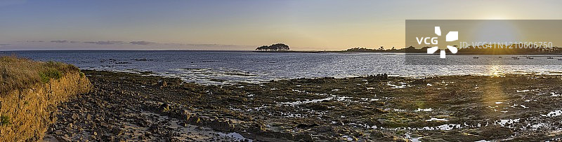 法国洛克马里亚凯尔，夕阳下的海岸图片素材