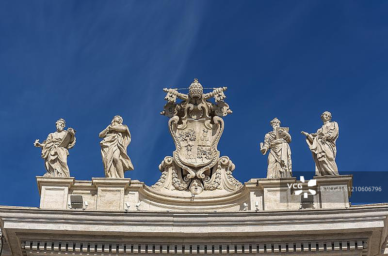 圣彼得广场入口处的亚历山大七世徽章和圣徒雕像，梵蒂冈，罗马，意大利图片素材
