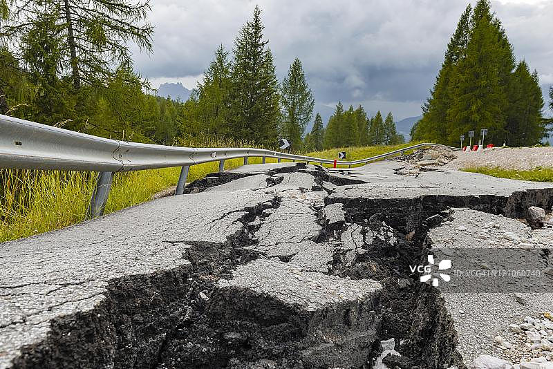 意大利贝卢诺：路面开裂的破损道路图片素材