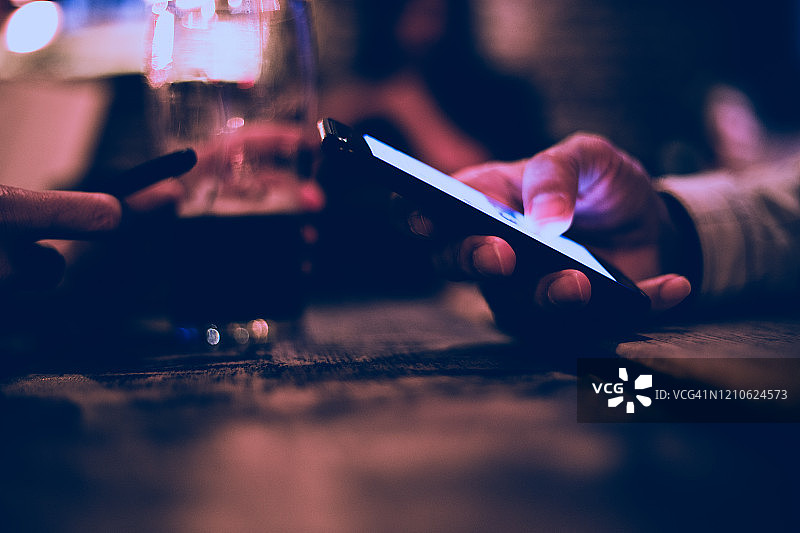 喝啤酒玩手机图片素材