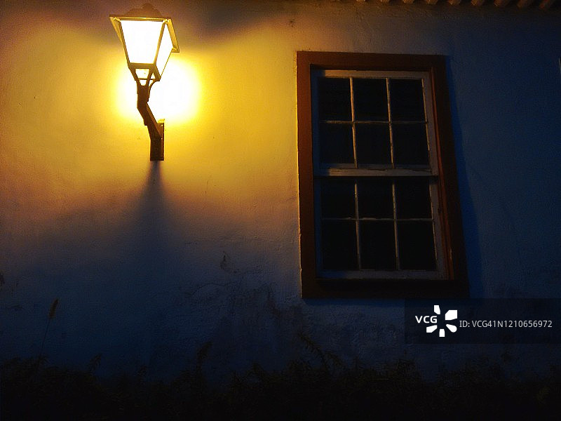 照亮墙壁和窗户的古董灯图片素材