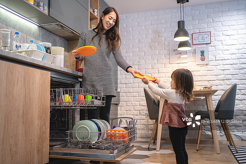 在家帮妈妈洗碗的可爱小孩子图片素材