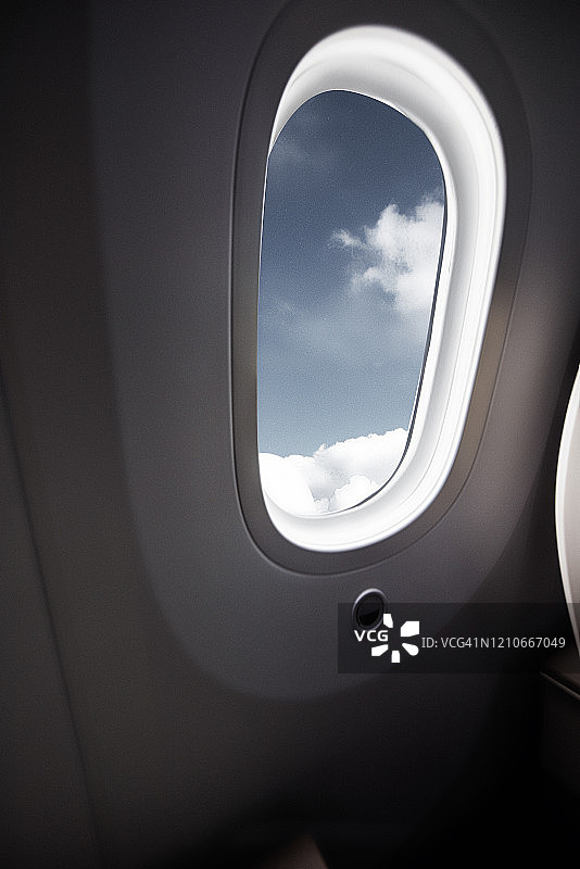 飞机上空着的靠窗座位图片素材