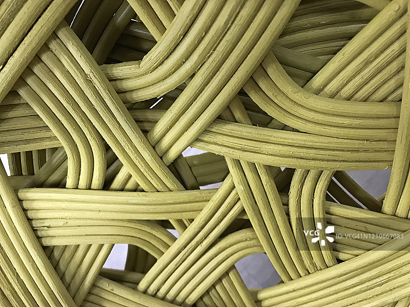 绿色木条编织的大篮子图片素材