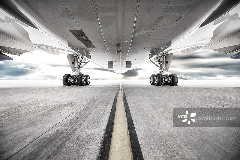 机场跑道上的一架巨型飞机图片素材