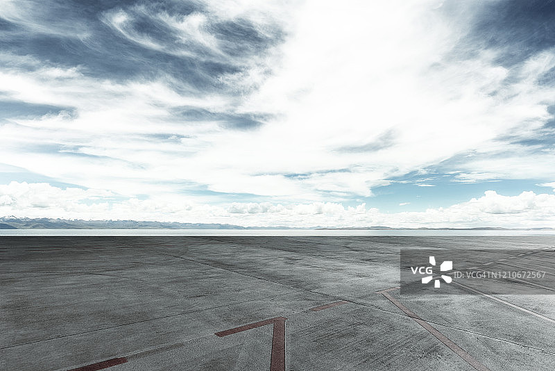 蓝天白云下的跑道图片素材