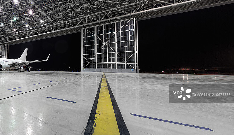 空旷明亮的现代飞机机库图片素材