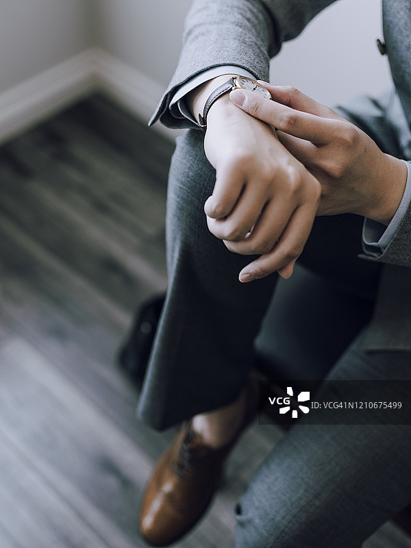 在等候室查看时间的商务女人图片素材