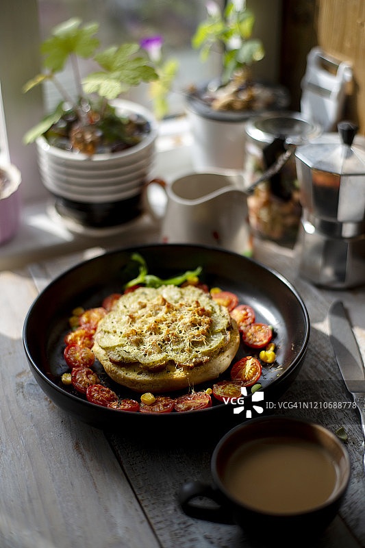 自制咸味馅饼，配腌黄瓜、肉丸、奶酪和一片面包图片素材