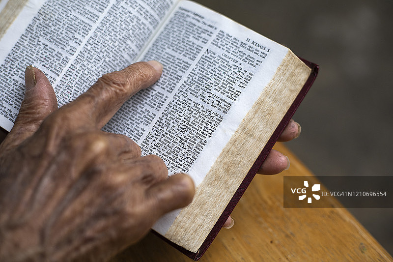 坐在外面读圣经的老人图片素材