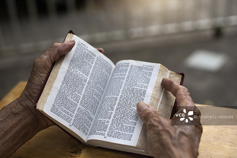 坐在外面读圣经的老人图片素材