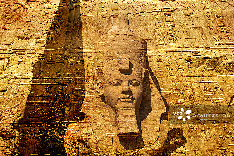 阿布辛贝大神庙的埃及符号和象形文字，拉美西斯二世法老图片素材