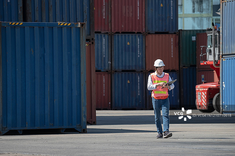 工头控制工业集装箱货船，商业进出口物流概念图片素材