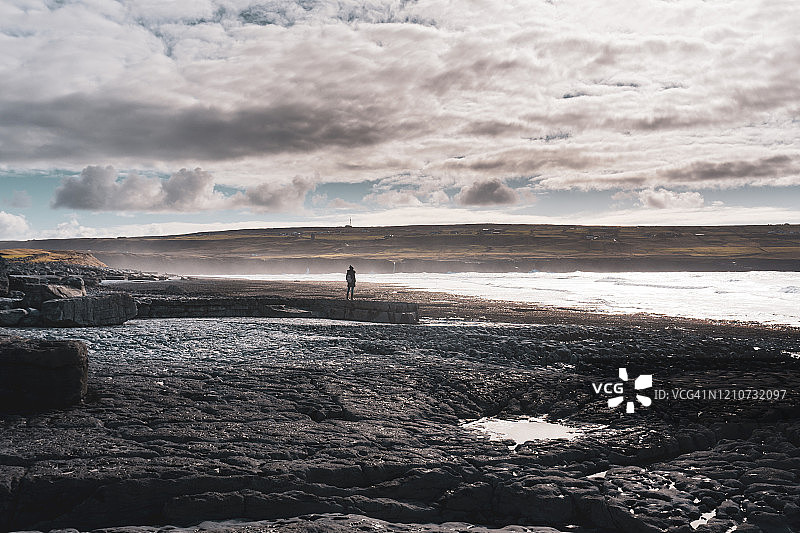 眺望海景和海岸风光的女人图片素材