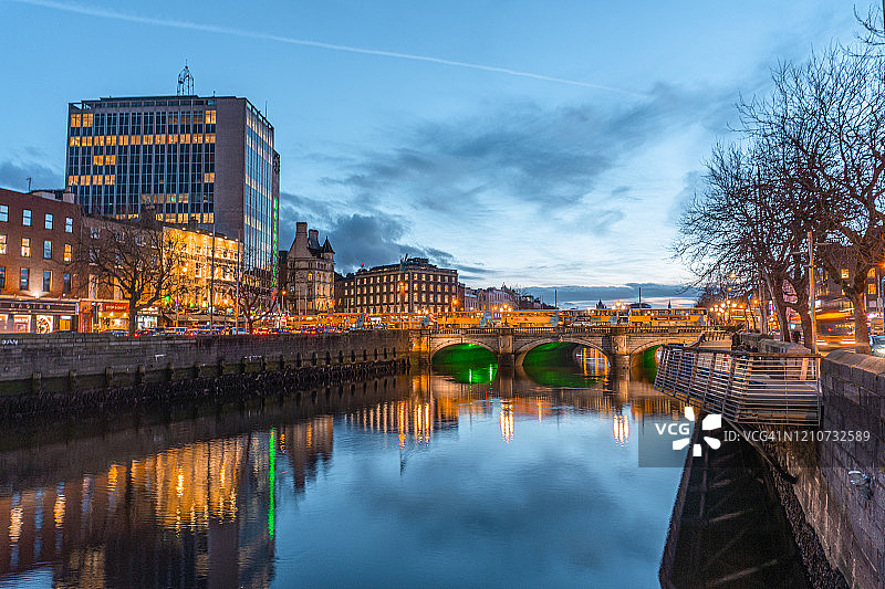 日落后的都柏林圣殿酒吧市中心和奥康奈尔桥图片素材