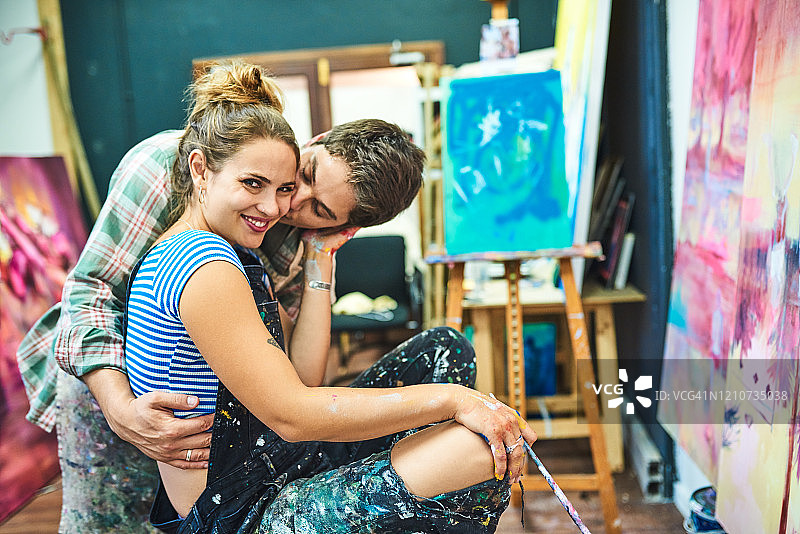 他总是忍不住想亲吻我图片素材