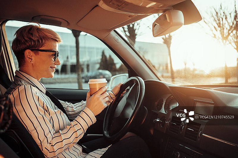 在车里微笑的女人图片素材