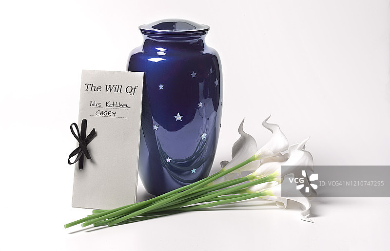 带有遗嘱和百合花的骨灰瓮图片素材