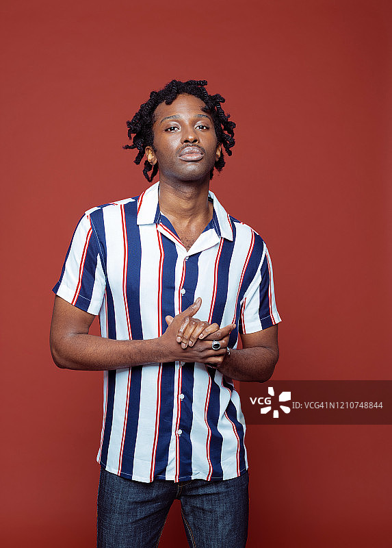 复古条纹短袖衬衫男人像图片素材