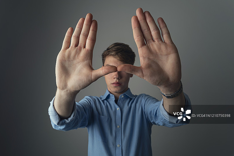 男人藏在手后图片素材