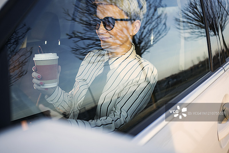 在车里微笑的女人图片素材