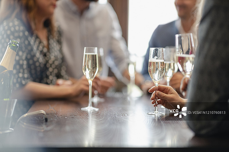 酒吧里人们手持香槟酒杯特写图片素材