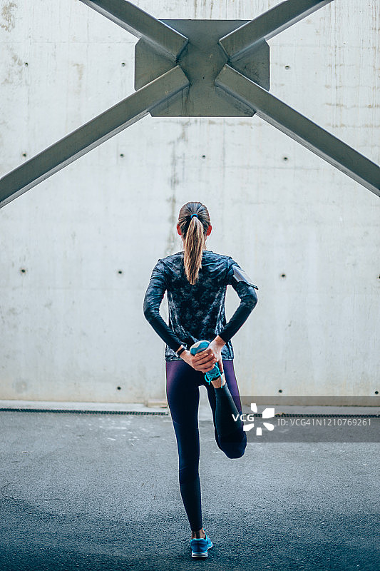 在户外伸展运动的女运动员图片素材