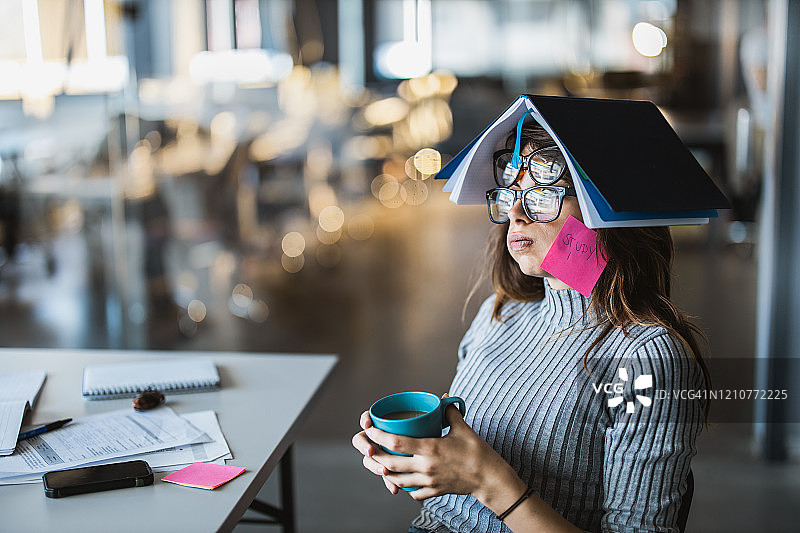 疲惫的女学生戴着两副眼镜玩耍图片素材