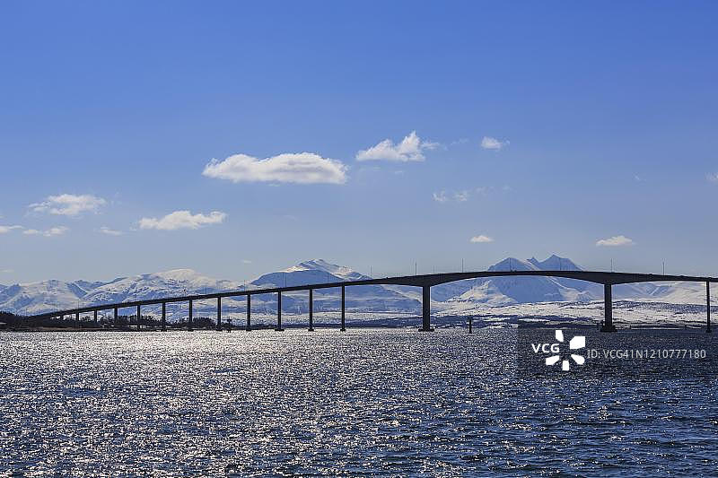 挪威特罗姆瑟，桑德内斯海峡上的桑德内斯海峡大桥，山景图片素材