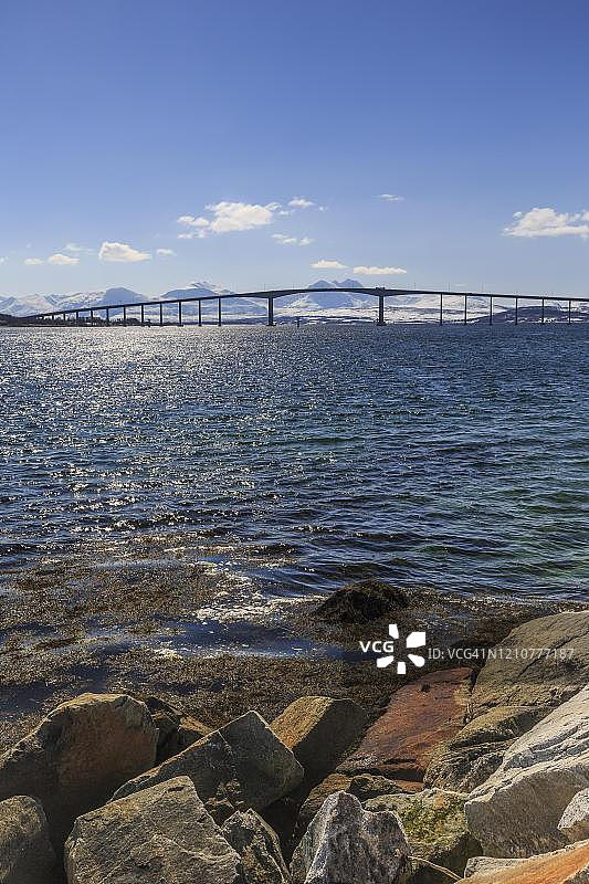 挪威特罗姆瑟，桑德内斯海峡上的桑德内斯海峡大桥，山景图片素材