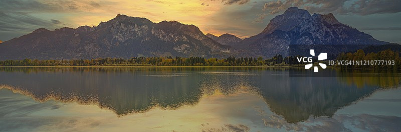 德国巴伐利亚州新天鹅堡日出图片素材