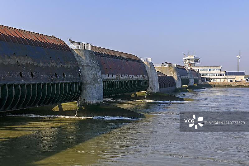 艾德尔拦河坝，位于德国石勒苏益格-荷尔斯泰因州托宁的北海图片素材