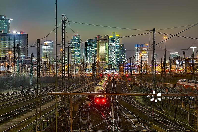 傍晚时分法兰克福火车站和天际线前的火车和轨道图片素材