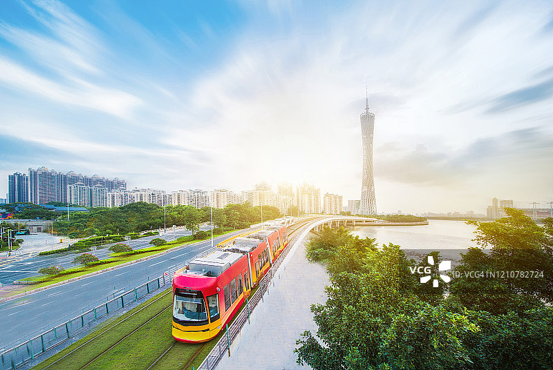 中国广东省广州城市天际线与地铁交通图片素材
