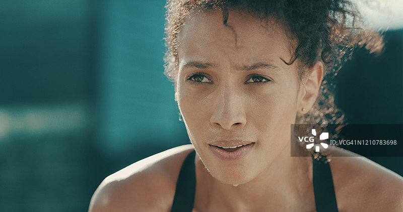 你会坚持到底还是退缩？图片素材