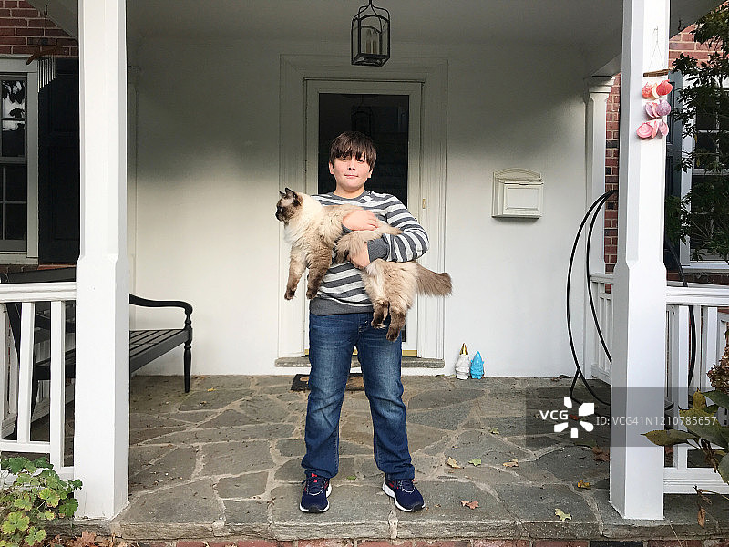 男孩和猫的肖像图片素材