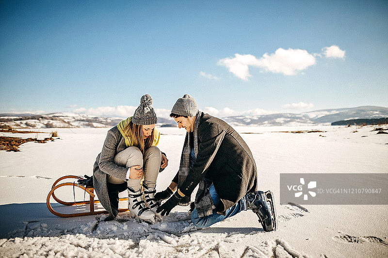 情侣享受雪景图片素材