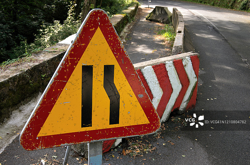 指示乡村道路变窄的交通警告标志图片素材