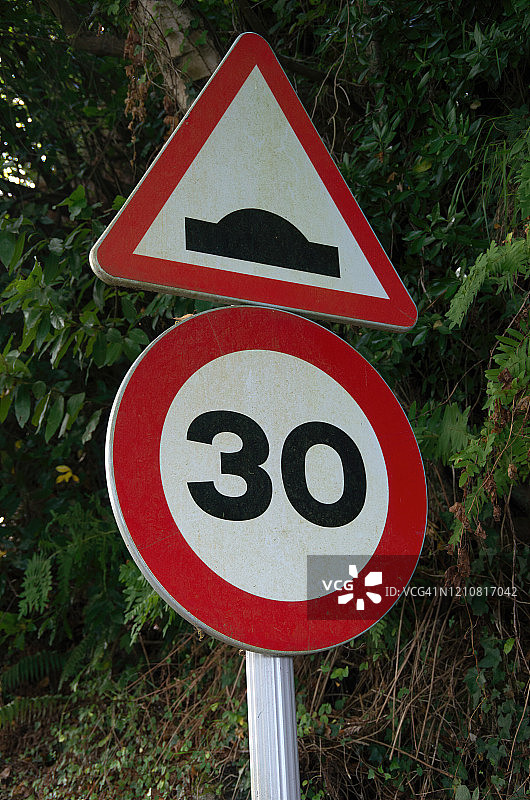 山路上的减速带和30公里/小时限速标志图片素材