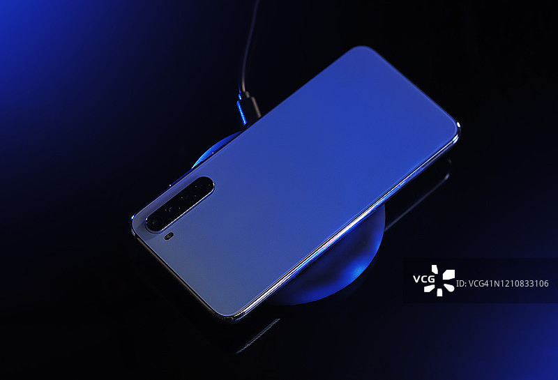 无线充电智能手机图片素材