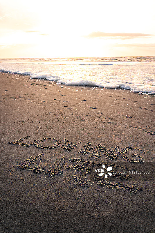 热爱生活（沙滩上的文字）图片素材