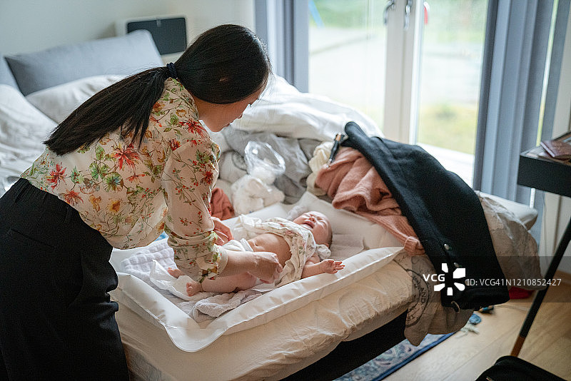 在挪威尼堡，妈妈给宝宝换尿布图片素材