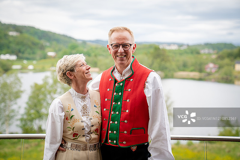 情侣身穿挪威传统服装Bunads图片素材